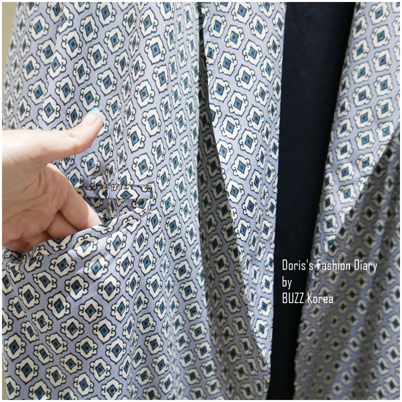 ♣ 緞質復古印花長板罩衫外套(附綁帶)  藍色 